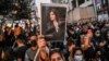 Протестиращи в Турция държат снимка на починалата иранка Махса Амини. Демонстрации с искания за премахване на задължението за носене на хиджаб в Иран се проведоха по целия свят.