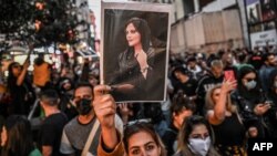 Протестующая держит портрет Махсы Амини во время демонстрации в поддержку иранцев. Стамбул, 20 сентября 2022 года