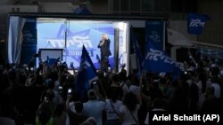 A volt izraeli miniszterelnök, Benjámín Netanjáhú kampánybeszédet mond a golyóálló üveggel ellátott, átalakított kamion végéből Beér-Sevában, Izrael déli részén 2022. szeptember 13-án
