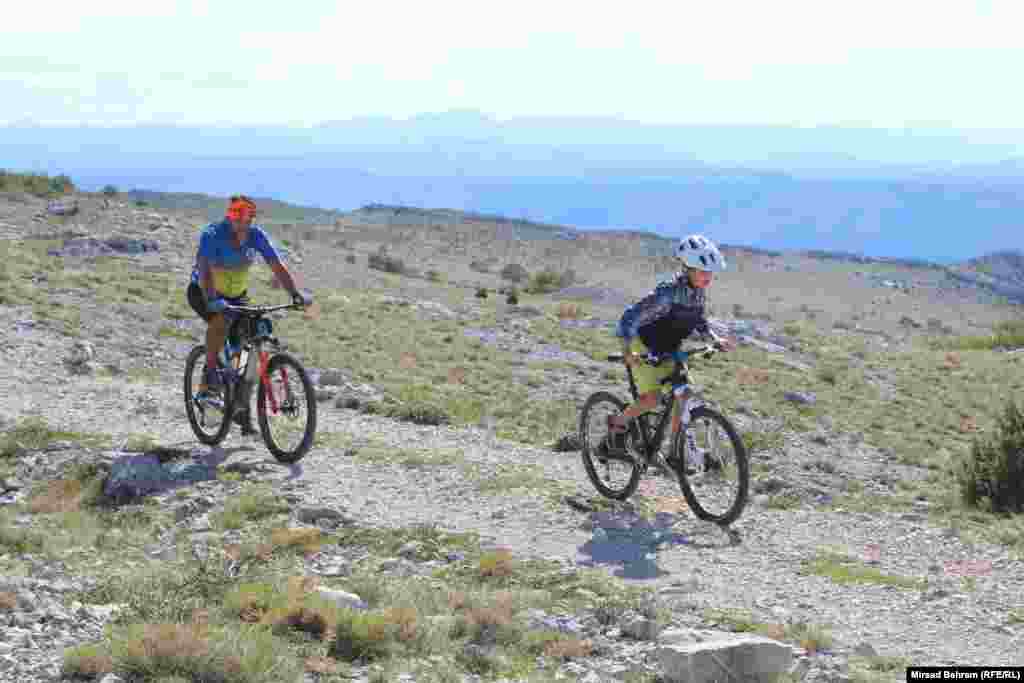 Učesnici biciklijade #BEACTIVE su nakon doline Neretve popeli se na plato Podveležja, na brdima istočno od Mostara, pored starih austro-ugarskih tvrđava. Na slici je dvoje učesnika biciklijade na lokalitetu Merdžan glava.