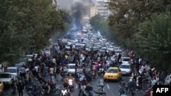 Slika koju je AFP dobio izvan Irana 21. septembra 2022. prikazuje iranske demonstrante koji izlaze na ulice glavnog grada Teherana tokom protesta za Mahsu Amini, nekoliko dana nakon što je umrla u policijskom pritvoru.