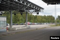 Coadă de mașini la punctul de trecere a frontiere Vaalimaa, de la granița Finlandei cu Rusia, 22 septembrie 2022.