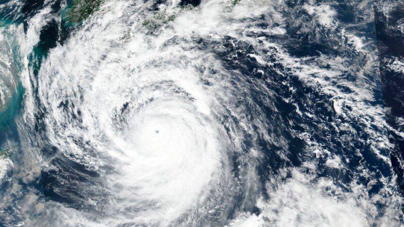 Тајфунот Доксури се засилува во Пацификот