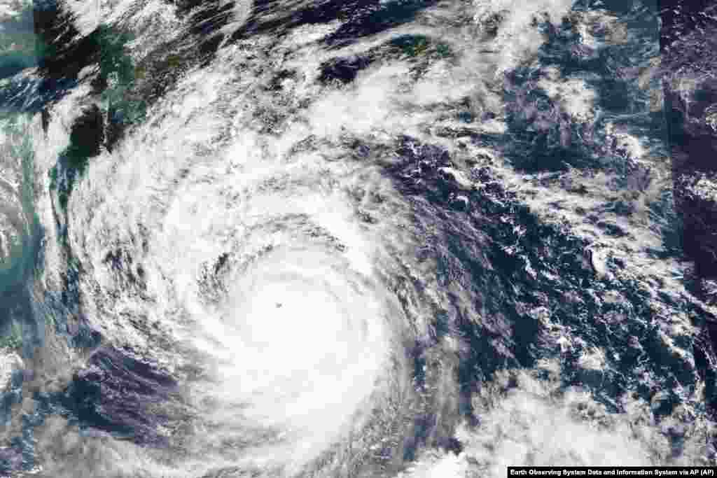 Ove subote, 17. septembra 2022. godine, satelitski snimak koji je objavila NASA prikazuje tajfun Nanmadol, koji se približava jugozapadu Japana.