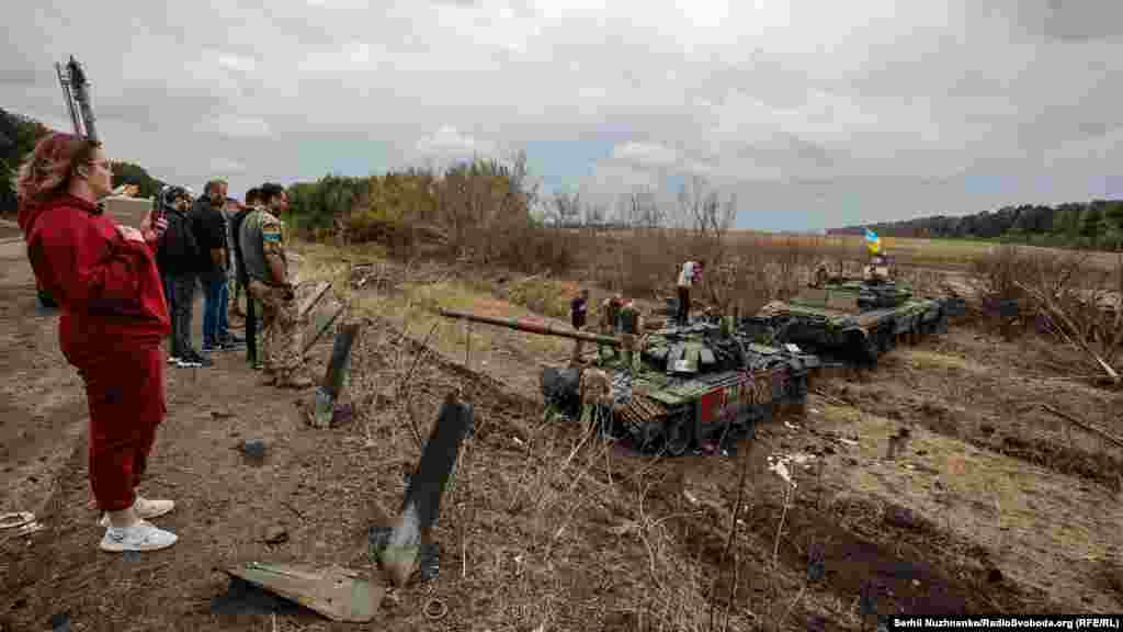 Волонтери, які везуть допомогу до звільненого Ізюму, та українські військові, які знімають процес перевезення трофейного російського танка