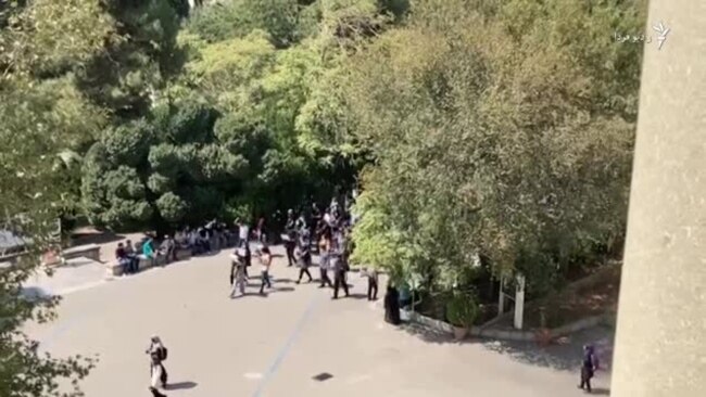 تجمع دانشجویان دانشگاه تهران در اعتراض به جان‌باختن مهسا امینی