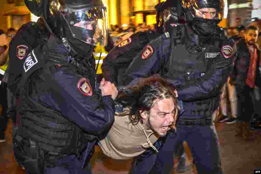 Protestatarii de la Moscova au format un lanț uman ținându-se de mâini, dar poliția scotea participanții din lanț trăgându-i unul câte unul.