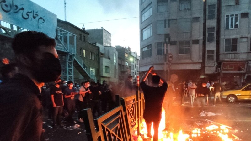 ایران کې د اعتراضونو دوام؛ حکومت پر انټرنېټ محدودیتونه لګولي