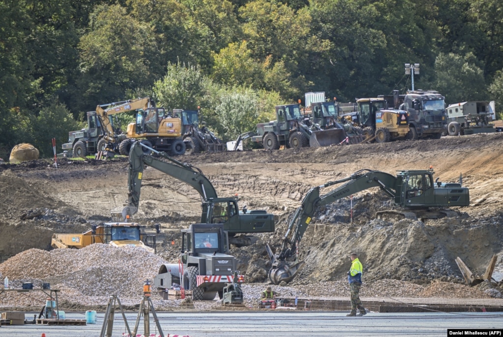 Будівельні роботи на полігоні Чинку. Деякі місцеві жителі протестували проти масштабного будівництва поблизу їхнього села. У середині вересня на невеликому мосту біля Чинку ними були встановлені бетонні блоки, щоб зупинити важку техніку, яку використовує НАТО. За даними румунських ЗМІ, жителі стурбовані тим, що міст може обвалитися під вагою транспортних засобів, які значно перевищують 12-тонний ліміт &nbsp;