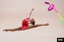  Стилияна Николова по време на съчетанието си с лента на финала на 39-тото Световно състезание по художествена гимнастика в София. 