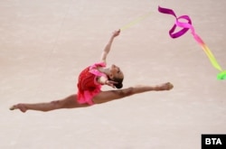 Стилияна Николова по време на съчетанието си с лента на финала на Световно първенство по художествена гимнастика в София.