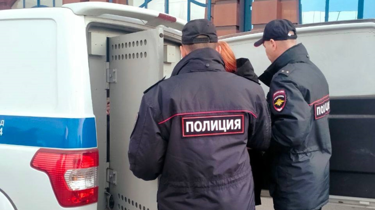 Before May 9, Moscow police come to political activists