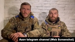 Командир полку «Азов» Денис Прокопенко та командир 36-ї бригади морської піхоти ЗСУ Сергій Волинський у бункері заводу «Азовсталь» у Маріуполі