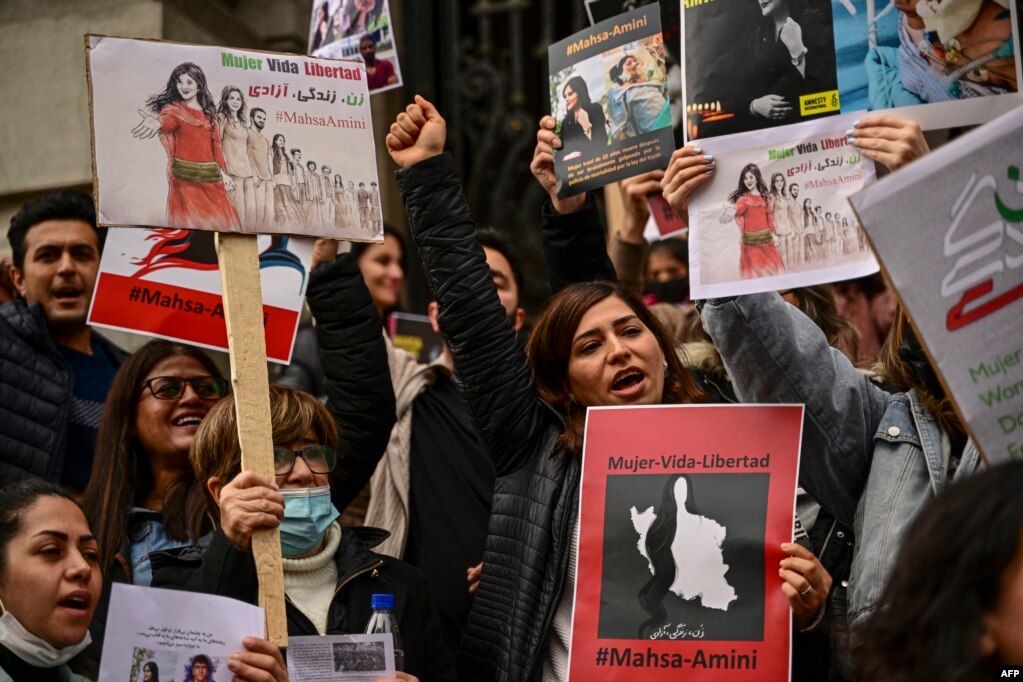 Gratë anëtare të grupeve feministe dhe migrantë iranianë gjatë një demonstrate në mbështetje të Mahsa Aminit, në Santiago, Kili.