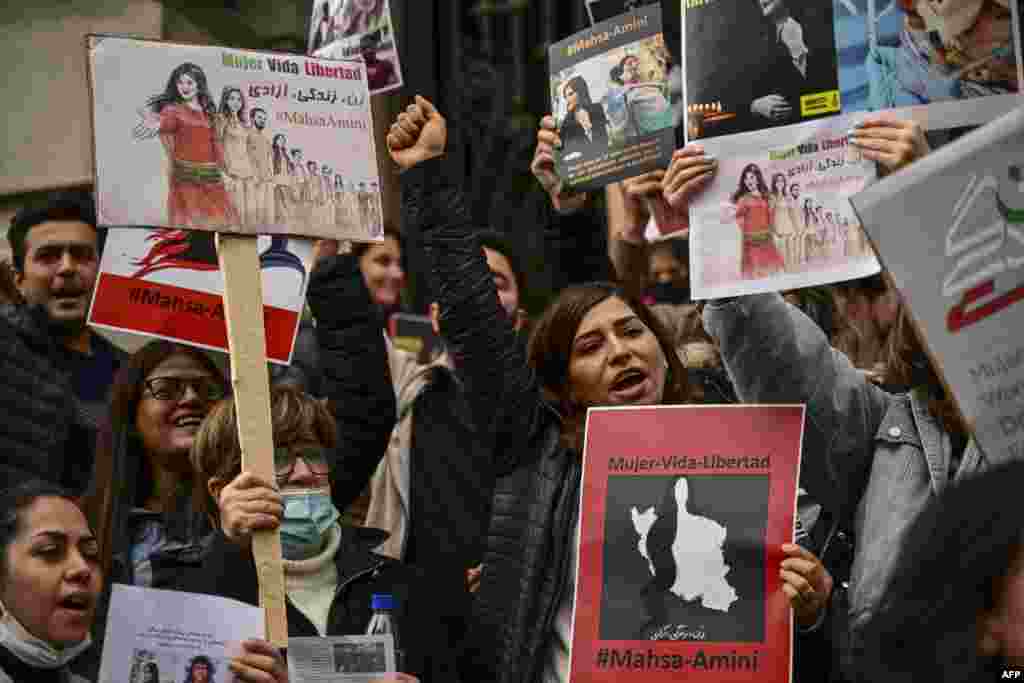 Gratë anëtare të grupeve feministe dhe migrantë iranianë gjatë një demonstrate në mbështetje të Mahsa Aminit, në Santiago, Kili.