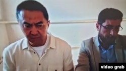 Кайрат Сатыбалды (слева) и его адвокат во время судебного заседания 20 сентября 2022 года