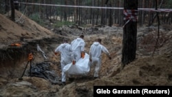 Ексгумація масового поховання в Ізюмі після звільнення міста від російських військ, вересень 2022 року