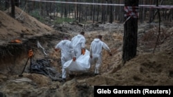 На початку вересня українські війська звільнили від російської окупації більшу частину Харківської області. Після того правоохоронці почали виявляти на звільнених територіях місця масових поховань