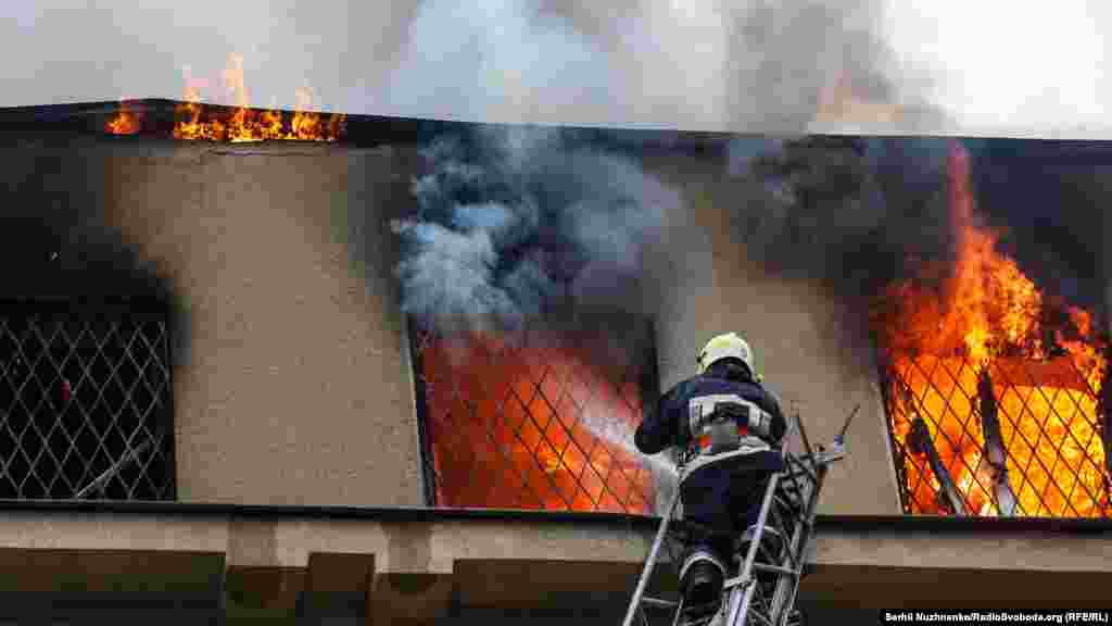 Рятувальники ДСНС гасять пожежу в будівлі Головного слідчого управління Національної поліції України у місті Харкові