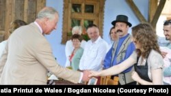 Prințul Charles la o întâlnire cu producătorii locali din Viscri și împrejurimi, în 2017.