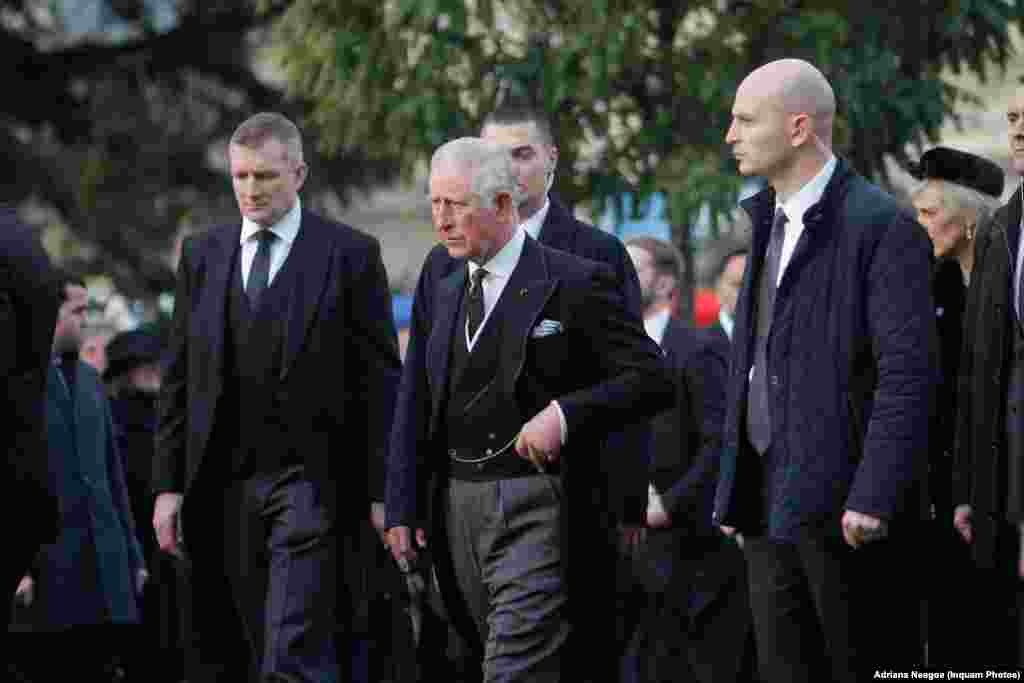 Charles a fost alături de România și în momentele sale triste, la funeraliile Regelui Mihai I, Palatul Regal din București, 16 decembrie 2017. Între familia regală din România şi cea din Marea Britanie sunt legături strânse de rudenie: regele Mihai și regina Elisabeta a II-a Marii Britanii, mama actualului rege britanic, erau&nbsp;verișori de gradul al treilea. Apropierea sentimentală avea să fie întărită: regele Mihai și-a cunoscut soția, pe prințesa Ana, la nunta reginei Elisabeta cu Prințul Phillip.