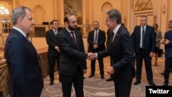Слева направо: министры иностранных дел Азербайджана, Армении и США - Джейхун Байрамов, Арарат Мирзоян, Энтони Блинкен (архив)