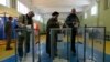 Tre persona duke votuar në të ashtuquajturin referendum rus për aneksimin e Gadishullit ukrainas të Krimesë. Mars 2014.