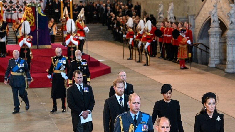 Внуците на кралицата Елизабета ѝ оддадоа последна почит 