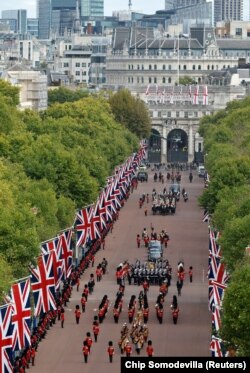 Cortegiul funerar al Reginei, purtat de trăsura de stat cu tunuri a Marinei Regale, se deplasează pe The Mall, drumul ce leagă Piața Trafalgar de Palatul Buckingham din centrul Londrei, 19 septembrie 2022.
