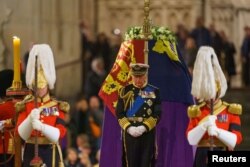 Regele Charles al III-lea în fața sicriului Reginei Elisabeta, Westminster Hall, 16 septembrie 2022.