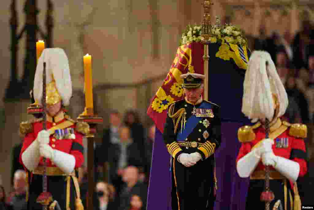 Regele Carol al III-lea veghează lângă sicriul mamei, Regina Elisabeta a II-a, în timp ce acesta se află pe catafalc în Westminster Hall, la Palatul Westminster, Londra. 16 septembrie 2022. Foto: Yui Mok/Pool via REUTERS