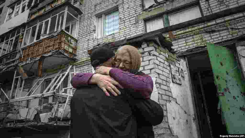 A 65 éves Jevdokia megöleli fiát, Olekszandrt romos izjumi házuk előtt