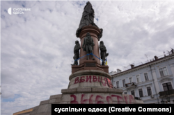 Графіті на па’мятнику «Засновникам Одеси», який увінчує скульптура Катерини Другої. Вересень 2022 року