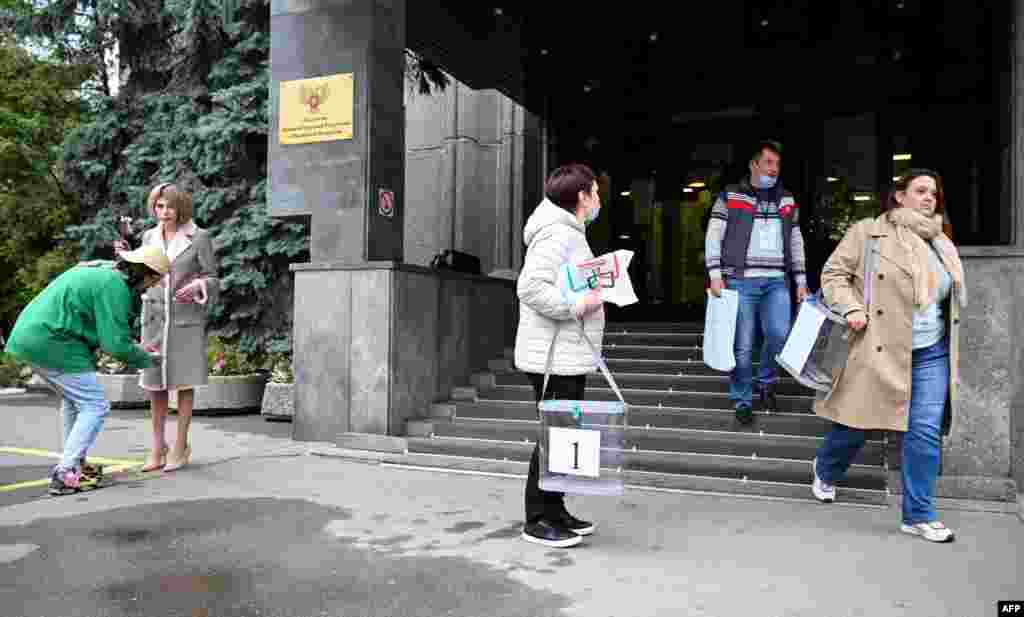 Ukrajincima iz četiri ukrajinska regiona - Lugansk, Donjeck, Herson i Zaporožje - a koji žive u Rusiji, bit će dozvoljeno da glasaju. -&nbsp;na fotografiji: glasačko mjesto u ambasadi samoproglašene Narodne Republike Donjeck u kojoj Ukrajinci u Rusiji dolaze da daju svoj glas na montiranom referendumu, Moskva, 23. septembar.