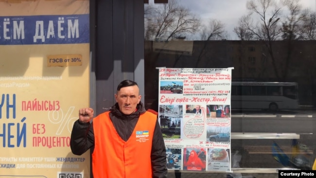 Активист из Караганды Аскар Нурмаганов во время акции в поддержку Украины