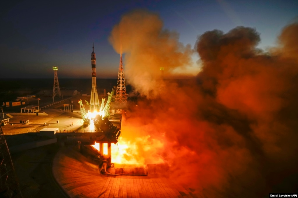 Përforcuesi i raketës Soyuz-2.1a me anijen kozmike Soyuz MS-22 që transporton një ekuipazh të ri në Stacionin Ndërkombëtar të Hapësirës shpërthen në Kozmodromin Baikonur të marrë me qira nga Rusia, në Kazakistan, më 21 shtator.