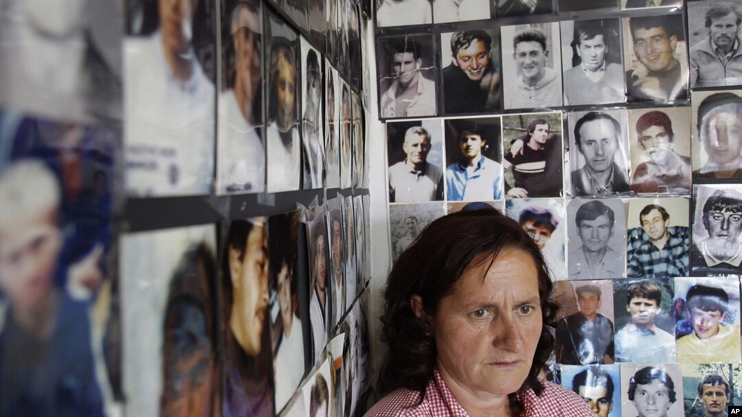 Slike nestalih srebreničkih muškaraca i dječaka, ubijenih tokom genocida u Srebrenici jula 1995.