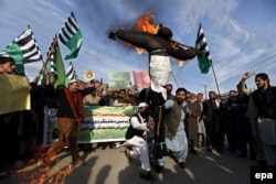 Supporters of the Rah-e-Haq party burn an effigy of Iran, Israel, and the United States during a rally in favor of the execution of Shi'ite cleric Nimr al-Nimr in Peshawar in January 2016.