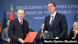 Turkish President Recep Tayyip Erdogan (left) and Serbian President Aleksandar Vucic pose during a signing ceremony in Belgrade on October 10.
