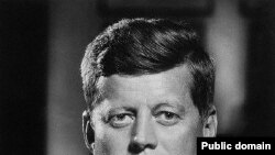 «В семействе Кеннеди особенность ее членов — рисковать собой, да и другими в ситуациях, где этого риска можно избежать, прослеживается среди многих членов этой семьи и является признаком, который, конечно, не случаен»