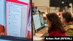 Zyrtare të Komisionit Qendror Zgjedhor duke rinumëruar vota nga zgjedhjet e parakohshme parlamentare të 28 dhjetorit të hënën e 19 janarit në Prishtinë.