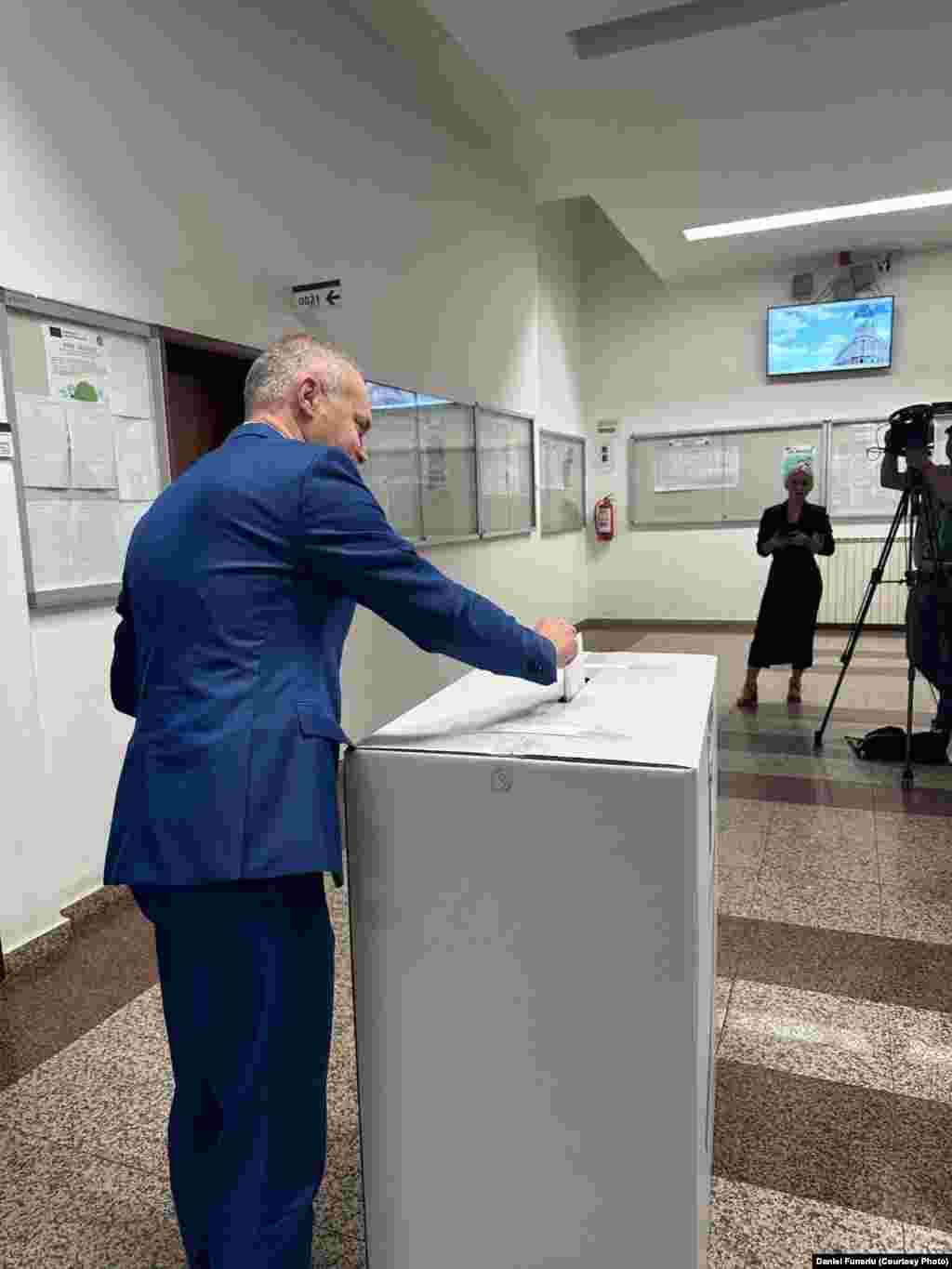 Candidatul indepedent la alegerile prezidenţiale, Daniel Funeriu, a afirmat că a votat pentru o Românie în care familiile noastre trăiesc în adevăr.„Azi votăm al zecelea preşedinte al României. Am votat pentru o Românie în care familiile noastre trăiesc în adevăr, pentru o Românie în care să putem crede cu toţii, pentru o Românie ghidată de busola noastră morală, clar orientată înspre vest “, a transmis Daniel Funeriu pe pagina sa de Facebook.