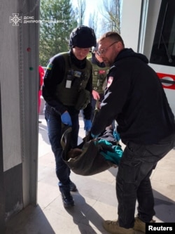 Un rănit în atacul asupra autobuzului din Nikopol, purtat de paramedicii ucraineni.