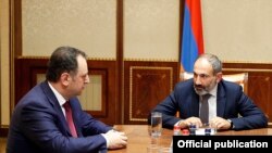 Nikol Pashinian müdafiə naziri vəzifəsini icra edən Vigen Sargsyan-la görüşdə, 8 may, 2018-ci il
