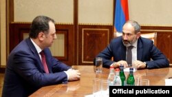 Armenia -- Prime Minister Nikol Pashinian meets with outgoing Defense Minister Vigen Sargsian in Yerevan, 8May 2018.
