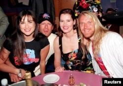 Деми Мур, Брус Уилис, Джина Дейвис и Рени Харлайн по време на празненството по случай откриването на най-новия ресторант Planet Hollywood в Хелзинки на 31 август. Четиримата са акционери във веригата ресторанти.