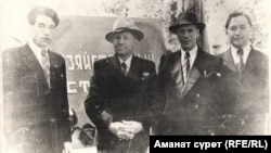 Сүрөттө: 1953-жыл, 1-Май парадынын алдында. Солдон оңго: Чыңгыз Айтматов, Кыргыз айыл чарба институтунун 5-курсунун студенти, М.Н.Лущихин – институттун ректору, А.С.Лукьяненко – институттун парткомунун катчысы, Кубаткул Касымбеков – институттун 5-курсунун студенти.