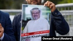  A demonstrator holds picture of Saudi journalist Jamal Khashoggi during a protest in front of Saudi Arabia's consulate in Istanbul, October 5, 2018. REUTERS/Osman Orsal