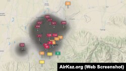 Скриншот со страницы сайта AirKaz.org, на который поступают данные с установленных в разных районах Алматы датчиков-пылемеров об уровне содержания опасных частиц PM2.5.
