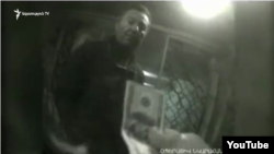  Hakim Ishkhan Barsegian yeraltı keçiddə trüşvət alır